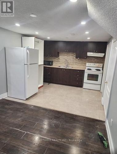 7761 Anaka Drive, Mississauga, ON - Indoor Photo Showing Kitchen