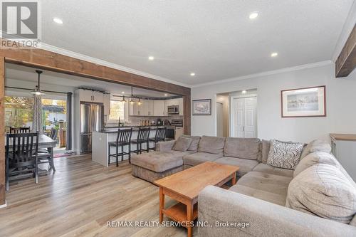 32 Caledon Street, Caledon, ON - Indoor Photo Showing Living Room