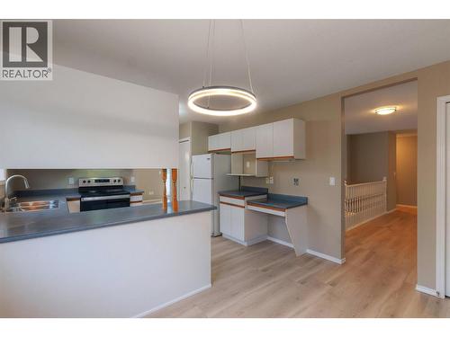 1507 Alta Vista Road, Kelowna, BC - Indoor Photo Showing Kitchen