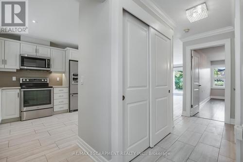 47 Szollosy Circle, Hamilton, ON - Indoor Photo Showing Kitchen