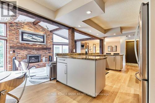 112 Old Varcoe Road, Clarington, ON - Indoor Photo Showing Kitchen With Upgraded Kitchen