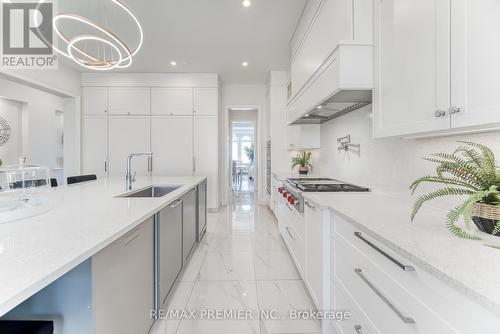 101 Appleyard Avenue, Vaughan, ON - Indoor Photo Showing Kitchen With Upgraded Kitchen