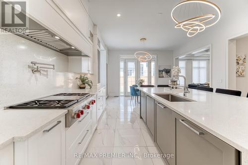 101 Appleyard Avenue, Vaughan, ON - Indoor Photo Showing Kitchen With Upgraded Kitchen