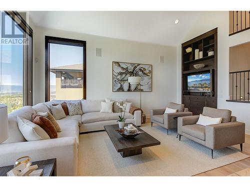 716 Kuipers Crescent, Kelowna, BC - Indoor Photo Showing Living Room