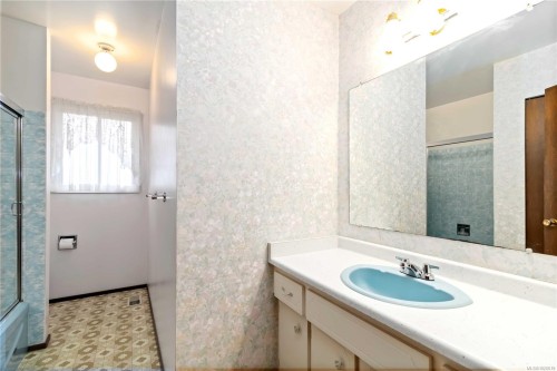 4251 Rossiter Dr, Saanich, BC 