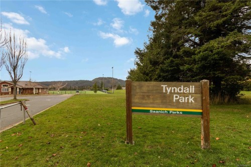 4251 Rossiter Dr, Saanich, BC 