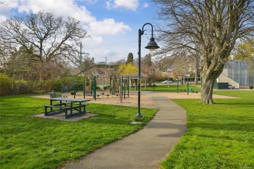 406-1301 Hillside Ave, Victoria, BC - Outdoor