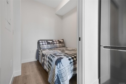 406-1301 Hillside Ave, Victoria, BC - Indoor Photo Showing Bedroom