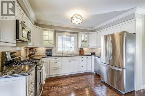 149 Charterhouse Crescent, Hamilton, ON - Indoor Photo Showing Kitchen With Upgraded Kitchen