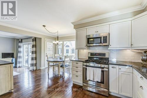 149 Charterhouse Crescent, Hamilton, ON - Indoor Photo Showing Kitchen With Upgraded Kitchen