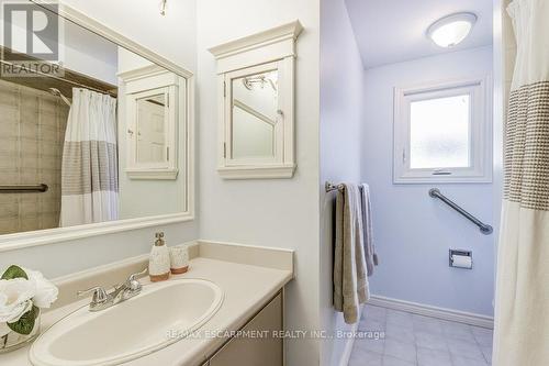 149 Charterhouse Crescent, Hamilton, ON - Indoor Photo Showing Bathroom