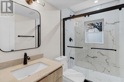 Main level full washroom - 2027 Churchill Avenue, Burlington, ON - Indoor Photo Showing Bathroom