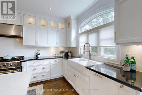 166 Grandvista Crescent, Vaughan, ON - Indoor Photo Showing Kitchen With Upgraded Kitchen