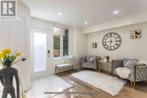 421 - 12 Douro Street, Toronto, ON - Indoor Photo Showing Living Room