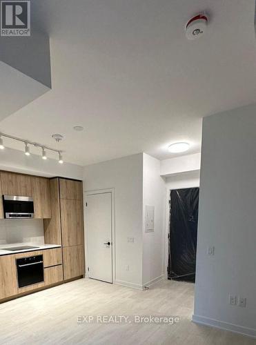 802 - 117 Broadway Avenue, Toronto, ON - Indoor Photo Showing Kitchen