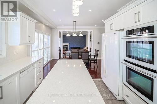 3565 Stonecutter Crescent, Mississauga, ON - Indoor Photo Showing Kitchen With Upgraded Kitchen