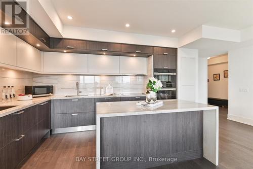2707 - 30 Inn On The Park Drive, Toronto, ON - Indoor Photo Showing Kitchen With Upgraded Kitchen