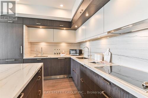 2707 - 30 Inn On The Park Drive, Toronto, ON - Indoor Photo Showing Kitchen With Upgraded Kitchen