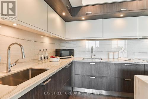 2707 - 30 Inn On The Park Drive, Toronto, ON - Indoor Photo Showing Kitchen