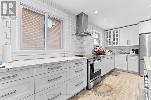 14 Albemarle Court, Brampton, ON - Indoor Photo Showing Kitchen With Upgraded Kitchen