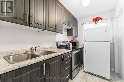 14 Albemarle Court, Brampton, ON - Indoor Photo Showing Kitchen With Double Sink