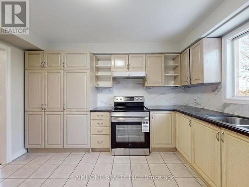 207 Kensit Avenue, Newmarket, ON - Indoor Photo Showing Kitchen