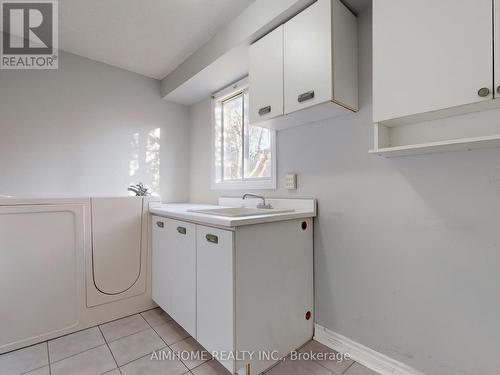 207 Kensit Avenue, Newmarket, ON - Indoor Photo Showing Laundry Room
