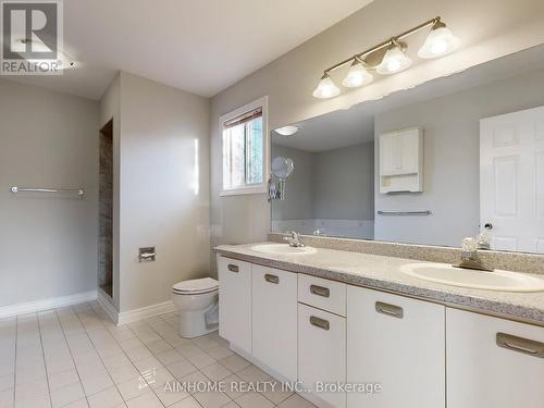 207 Kensit Avenue, Newmarket, ON - Indoor Photo Showing Bathroom