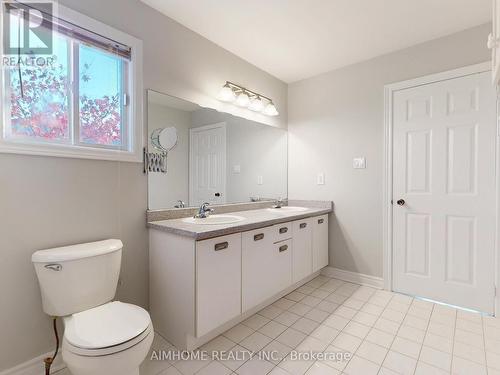 207 Kensit Avenue, Newmarket, ON - Indoor Photo Showing Bathroom