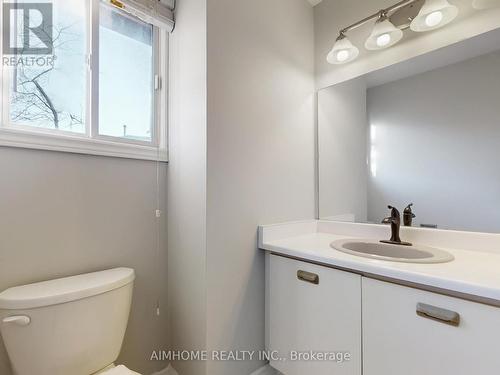 207 Kensit Avenue, Newmarket, ON - Indoor Photo Showing Bathroom