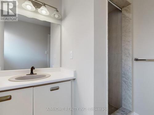 207 Kensit Avenue, Newmarket, ON - Indoor Photo Showing Bathroom