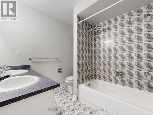 207 Kensit Avenue, Newmarket, ON - Indoor Photo Showing Bathroom
