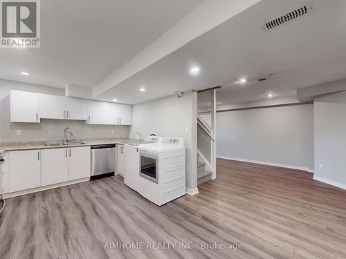 207 Kensit Avenue, Newmarket, ON - Indoor Photo Showing Kitchen