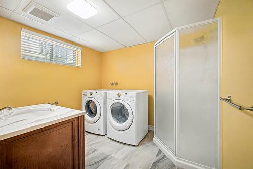 Bathroom - 339 Rue Ste-Marie, Sainte-Marthe-Sur-Le-Lac, QC - Indoor Photo Showing Laundry Room