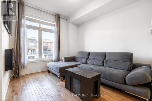 123 Bravo Lane, Newmarket, ON - Indoor Photo Showing Living Room
