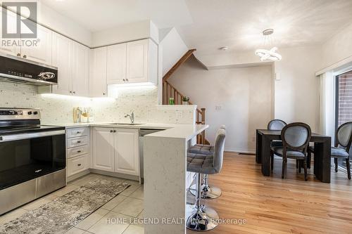 123 Bravo Lane, Newmarket, ON - Indoor Photo Showing Kitchen With Upgraded Kitchen