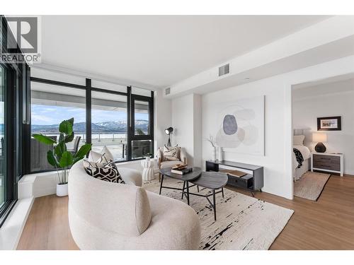 3699 Capozzi Road Unit# 1007, Kelowna, BC - Indoor Photo Showing Living Room