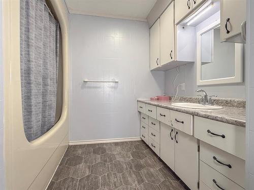251 Third Street, Pipestone, MB - Indoor Photo Showing Bathroom
