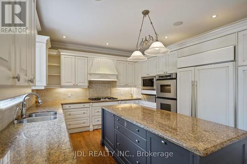 1283 Lindburgh Court, Mississauga, ON - Indoor Photo Showing Kitchen With Double Sink With Upgraded Kitchen
