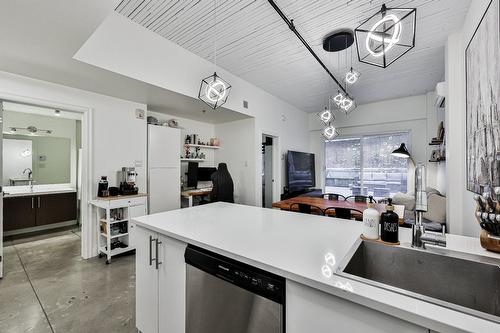 Cuisine - 202-7345 Boul. St-Laurent, Montréal (Villeray/Saint-Michel/Parc-Extension), QC - Indoor Photo Showing Kitchen