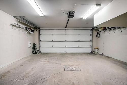 Garage - 4413 Boul. Décarie, Montréal (Côte-Des-Neiges/Notre-Dame-De-Grâce), QC - Indoor Photo Showing Garage