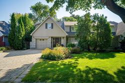 146 Av. Lockhart  Mont-Royal, QC H3P 1Y1