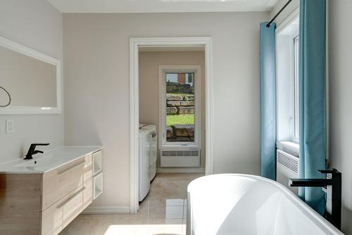 Bathroom - 780 Ch. De La Presqu'Île, Rivière-Rouge, QC - Indoor Photo Showing Bathroom