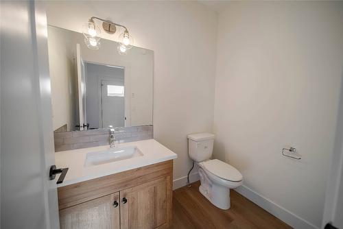 221 4Th Avenue, Cranbrook, BC - Indoor Photo Showing Bathroom