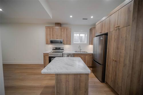 221 4Th Avenue, Cranbrook, BC - Indoor Photo Showing Kitchen