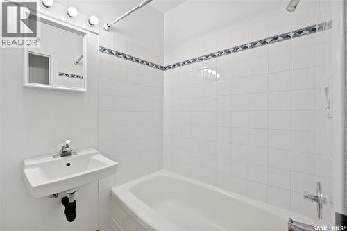 424 3Rd Avenue, Saskatoon, SK - Indoor Photo Showing Bathroom