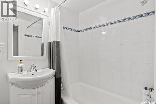 424 3Rd Avenue, Saskatoon, SK - Indoor Photo Showing Bathroom