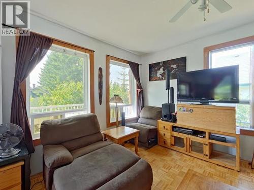 6279 Sycamore Street, Powell River, BC - Indoor Photo Showing Living Room