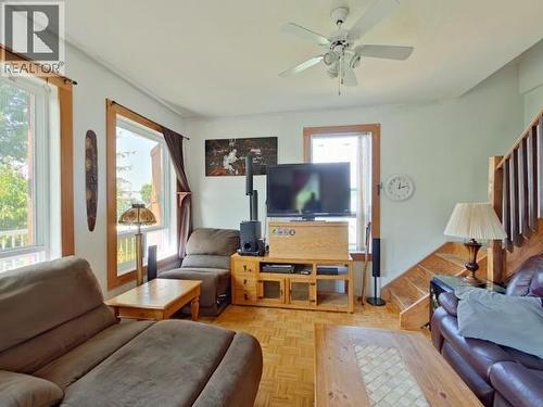 6279 Sycamore Street, Powell River, BC - Indoor Photo Showing Living Room