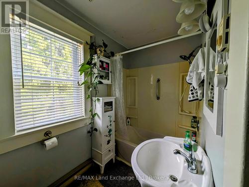 4 Archy Street, Brockton, ON - Indoor Photo Showing Bathroom
